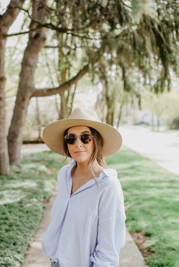 Girl in blue shirt and jean shorts outfit - Agolde Parker Shorts