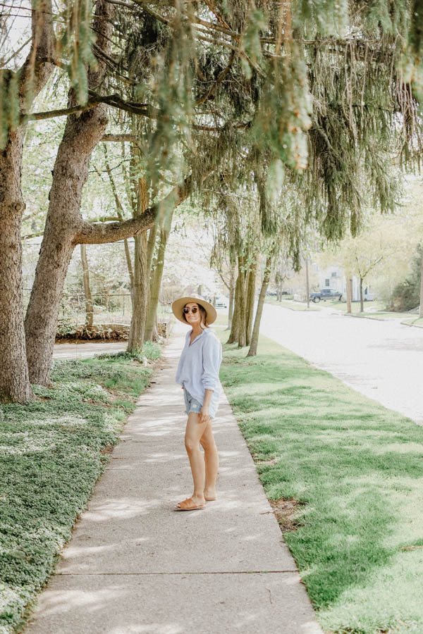 Girl in blue shirt and jean shorts outfit - Agolde Parker Shorts