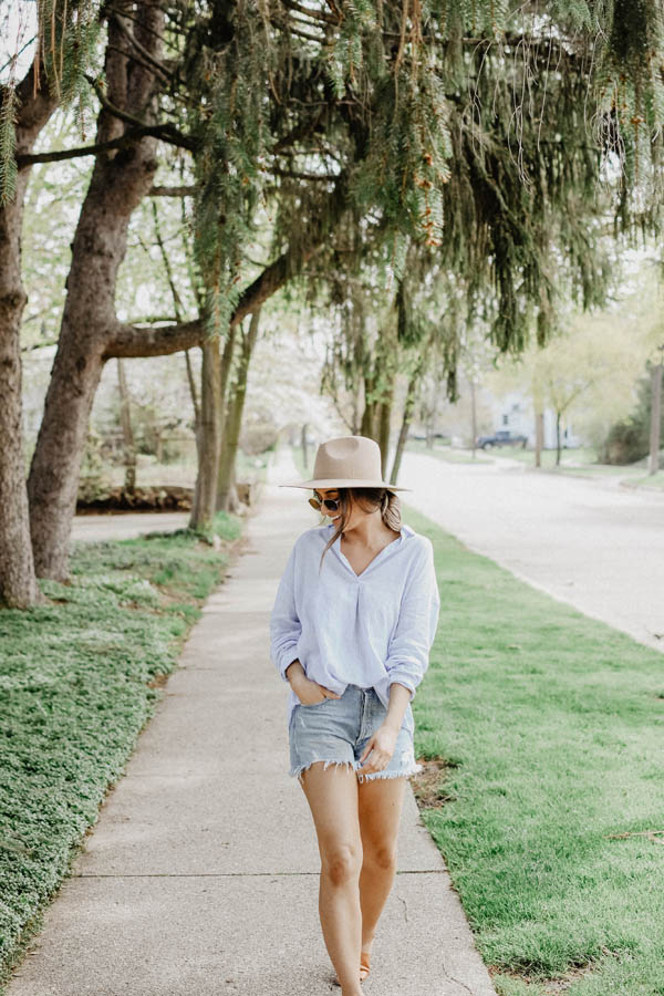 Girl in blue shirt and jean shorts outfit - Agolde Parker Shorts