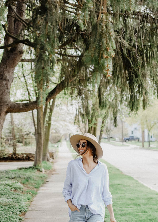 Girl in blue shirt and jean shorts outfit - Agolde Parker Shorts