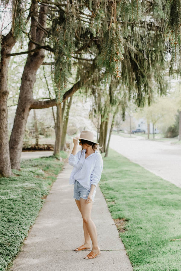 Girl in blue shirt and jean shorts outfit - Agolde Parker Shorts